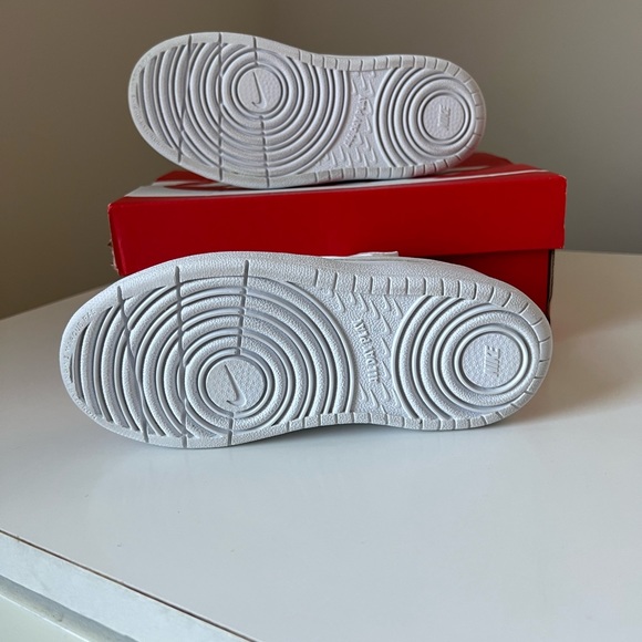 Nike Court Burough Kids Shoes All White Size 10C - Picture 2 of 6